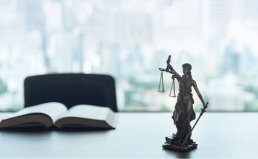 4 Factors to Consider When Hiring a Lawyer