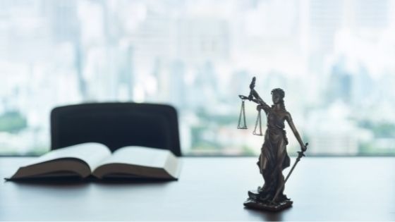 4 Factors to Consider When Hiring a Lawyer